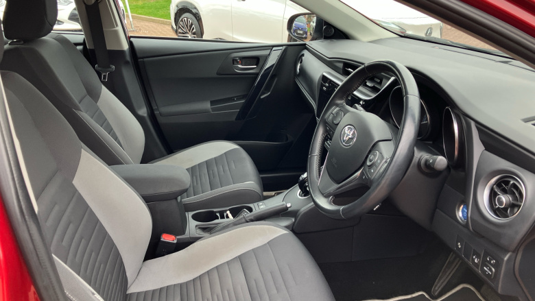 Toyota Auris 1.8 Hybrid Icon Tech TSS 5dr CVT Hybrid Estate